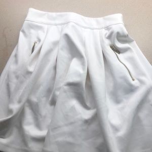 Pleated skirt with gold zipper pockets